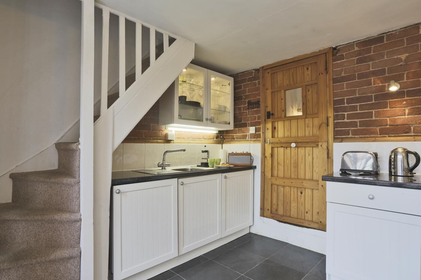 Mikroaaltouuni, uuni, keittoastiat/astiat/ruokailuvälineet