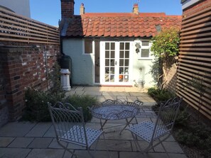 Outdoor dining - 1 Bed in Woodbridge (oc-jsm) (Woodbridge)