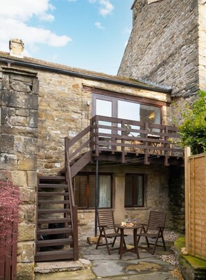 Outdoor dining - 2 Bed in Settle (oc-ds1038) (Settle)