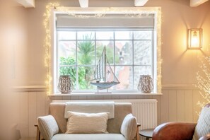 TV, fireplace - 3 Bed in Robin Hoods Bay (oc-s33129) (Robin Hood's Bay)