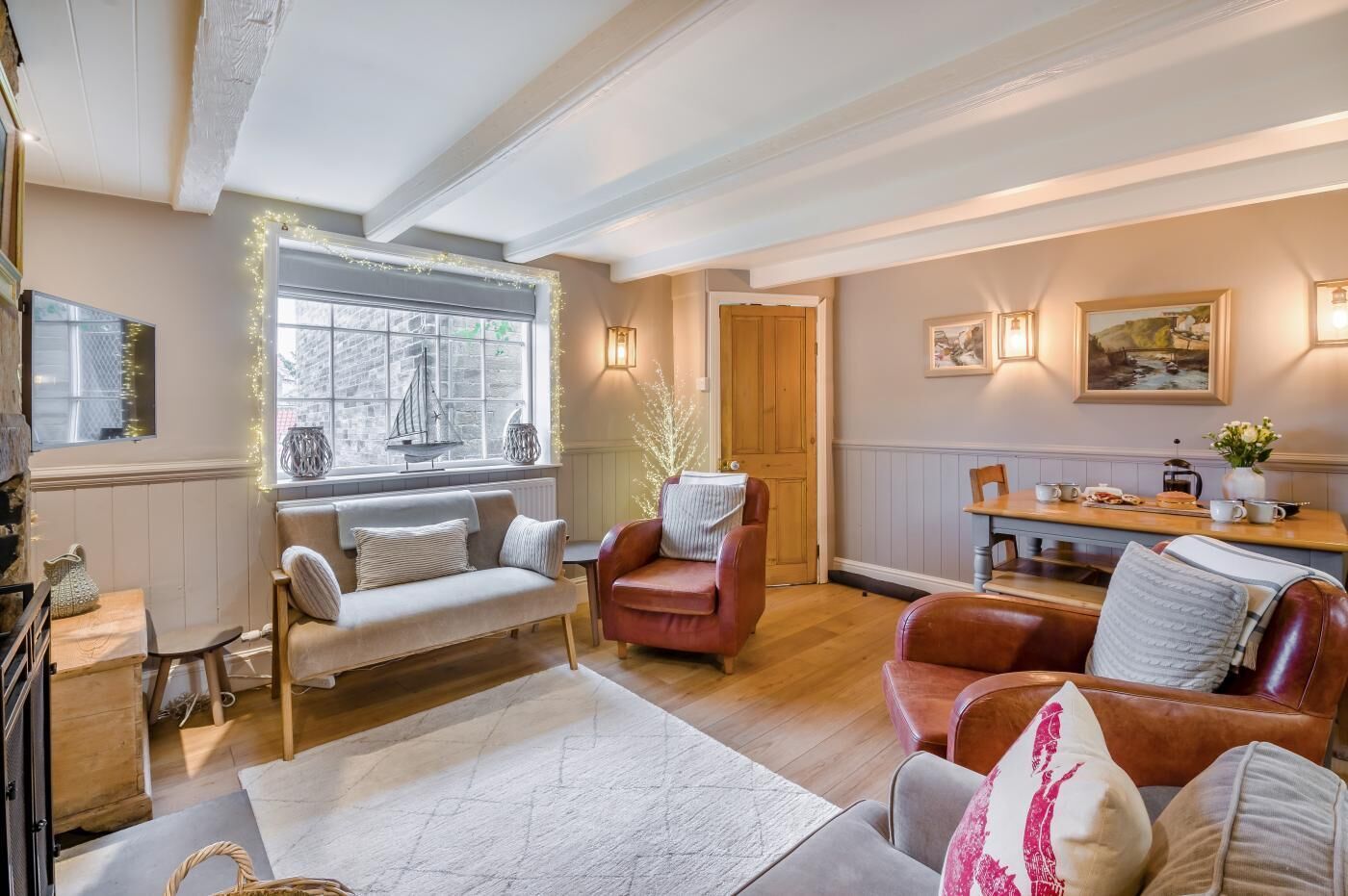 Una televisión, una chimenea