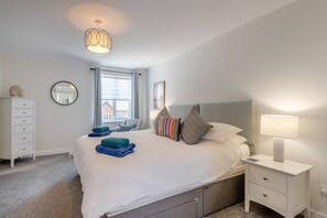 3 chambres, fer et planche à repasser, lit de bébé portatif