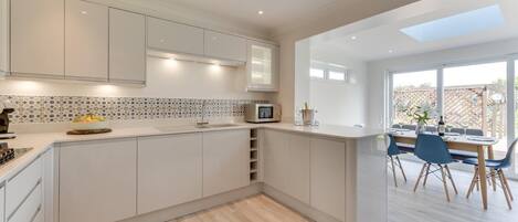 Mikrowelle, Ofen, Geschirrspüler, Hochstuhl