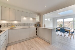 Microwave, oven, dishwasher, highchair - 3 Bed in Greatstone (oc-ek777) (Greatstone)