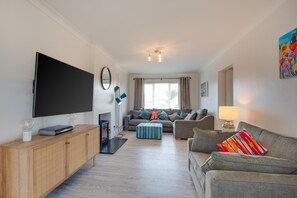 TV, fireplace - 3 Bed in Greatstone (oc-ek777) (Greatstone)