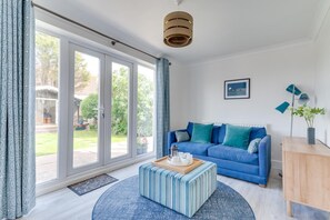 TV, fireplace - 3 Bed in Greatstone (oc-ek777) (Greatstone)