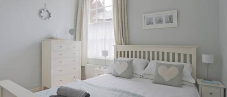 Tabla de planchar con plancha, wifi gratis y ropa de cama