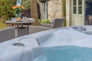Outdoor dining - 1 Bed in Newquay (oc-c33290) (Quoit)