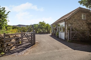 A stone building with a gravel driveway leading to a gated entrance. - 1 Bed in Dolgellau (oc-bow292) (Brithdir and Llanfachreth)