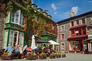 Outdoor dining - 1 Bed in Dolgellau (oc-bow292) (Brithdir and Llanfachreth)