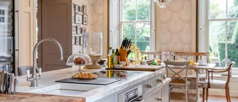 Mikrowelle, Ofen, Hochstuhl, Kochgeschirr/Geschirr/Besteck