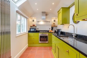 Microwave, oven, dishwasher, cookware/dishes/utensils - 4 Bed in Southwold (oc-park) (Southwold)