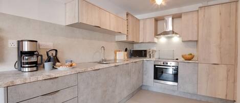 Horno, lavavajillas, utensilios de cocina