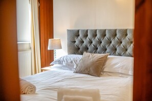 Cuna de viaje, wifi gratis y ropa de cama 
