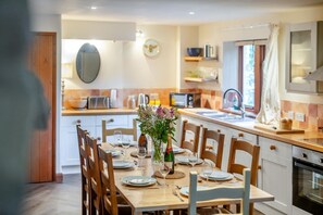 Oven, dishwasher, high chair, cookware/dishes/utensils - 4 Bed in Hawes (oc-g33122) (Hawes)
