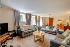 TV, fireplace - 4 Bed in Hawes (oc-g33122) (Hawes)