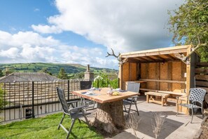 Outdoor dining - 2 Bed in Bradley (oc-ds1034) (Bradley)