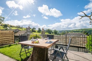 Outdoor dining - 2 Bed in Bradley (oc-ds1034) (Bradley)
