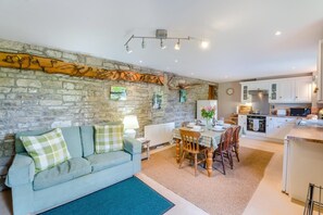 TV, fireplace - 3 Bed in Hawes (oc-r33123) (Hawes)