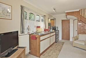 Microwave, oven, high chair, cookware/dishes/utensils - 1 Bed in Frostenden (oc-phc) (Frostenden)