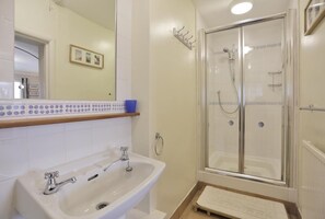 Towels - 1 Bed in Frostenden (oc-phc) (Frostenden)