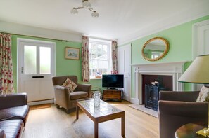 TV, fireplace - 2 Bed in Holt (oc-1267) (Holt)