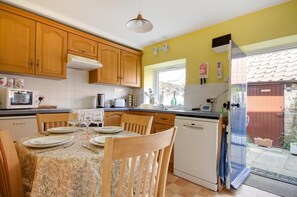 Microwave, oven, dishwasher, high chair - 2 Bed in Holt (oc-1267) (Holt)