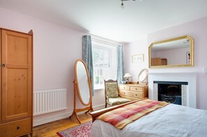 2 bedrooms, iron/ironing board, travel cot, free WiFi - 2 Bed in Holt (oc-1267) (Holt)