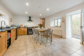 Microwave, oven, dishwasher, cookware/dishes/utensils - 3 Bed in Melkridge (oc-b33370) (Melkridge)