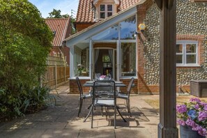 Outdoor dining - 2 Bed in Blakeney (oc-1558) (Blakeney)