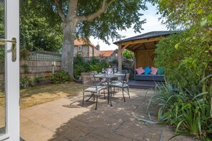 Outdoor dining - 2 Bed in Blakeney (oc-1558) (Blakeney)