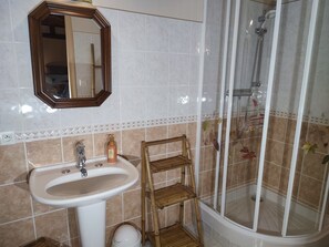 Chuveiro, secador de cabelo, toalhas de banho 