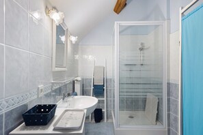 Ducha, secador de pelo, toallas