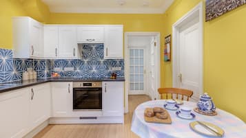 Microwave, oven, dishwasher, cookware/dishes/utensils