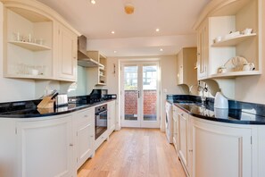 Microwave, oven, dishwasher, cookware/dishes/utensils - 1 Bed in Aldeburgh (oc-sld) (Aldeburgh)