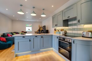 Oven, dishwasher, cookware/dishes/utensils - 3 Bed in Swanage (oc-wy559) (Swanage)