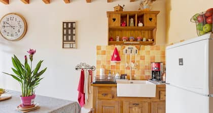Guest Room 'Chambre Printemps' with Shared Garden and Wi-Fi