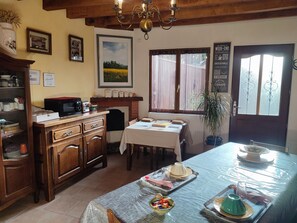 Dining - Guest Room 'Chambre Printemps' with Shared Garden and Wi-Fi (Villefranche-sur-Cher)