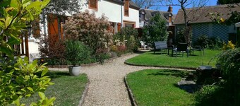 Guest Room 'Chambre Printemps' with Shared Garden and Wi-Fi