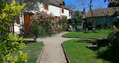 Guest Room 'Chambre Printemps' with Shared Garden and Wi-Fi