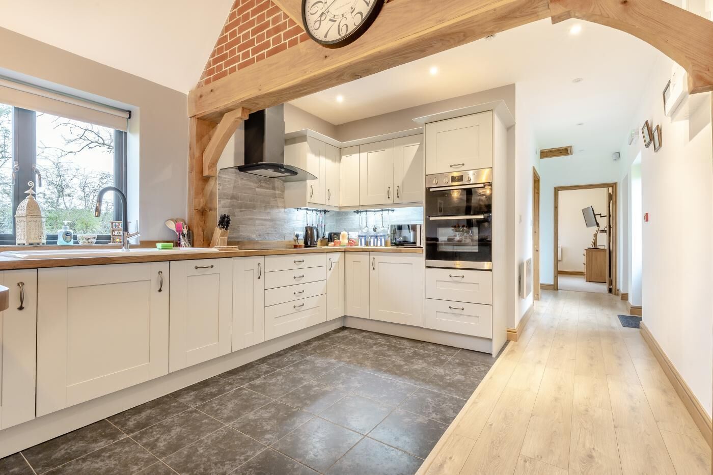 Een microgolfoven, een oven, een vaatwasser, kookgerei, borden en bestek