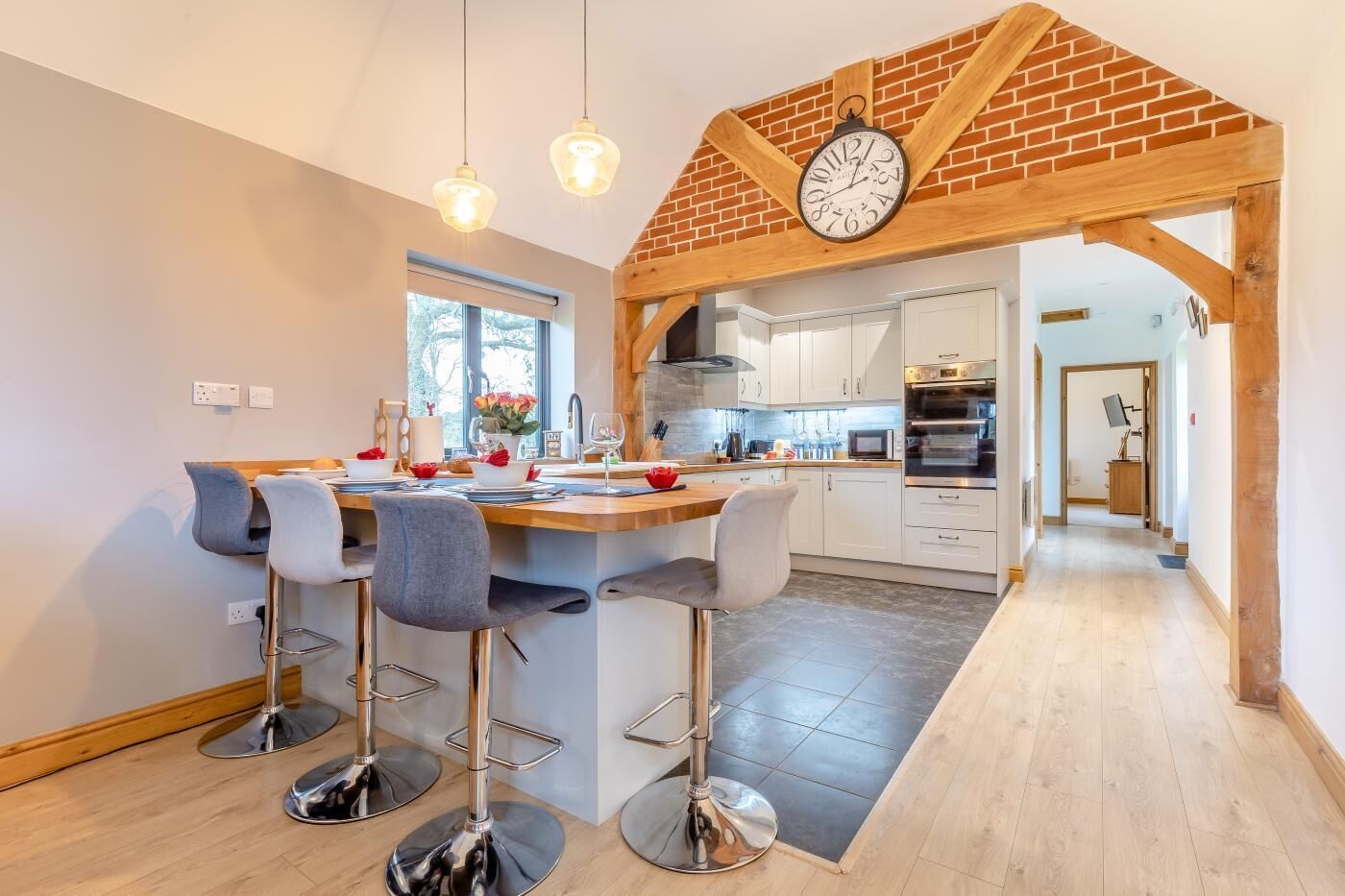 Micro-ondas, fogão, lava-louças, talheres/pratos/utensílios de cozinha