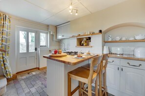 Microondas, horno, utensilios de cocina