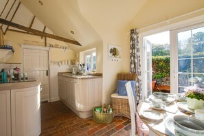 Microwave, oven, high chair, cookware/dishes/utensils - 2 Bed in Peasmarsh (oc-rh1172) (Peasmarsh)