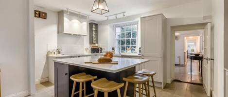 Mikrowelle, Ofen, Hochstuhl, Kochgeschirr/Geschirr/Besteck