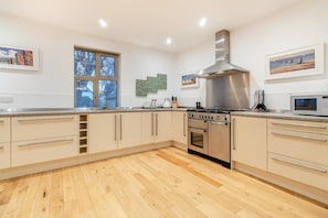 Microwave, oven, dishwasher, high chair - 5 Bed in Southwold (oc-tnw) (Southwold)