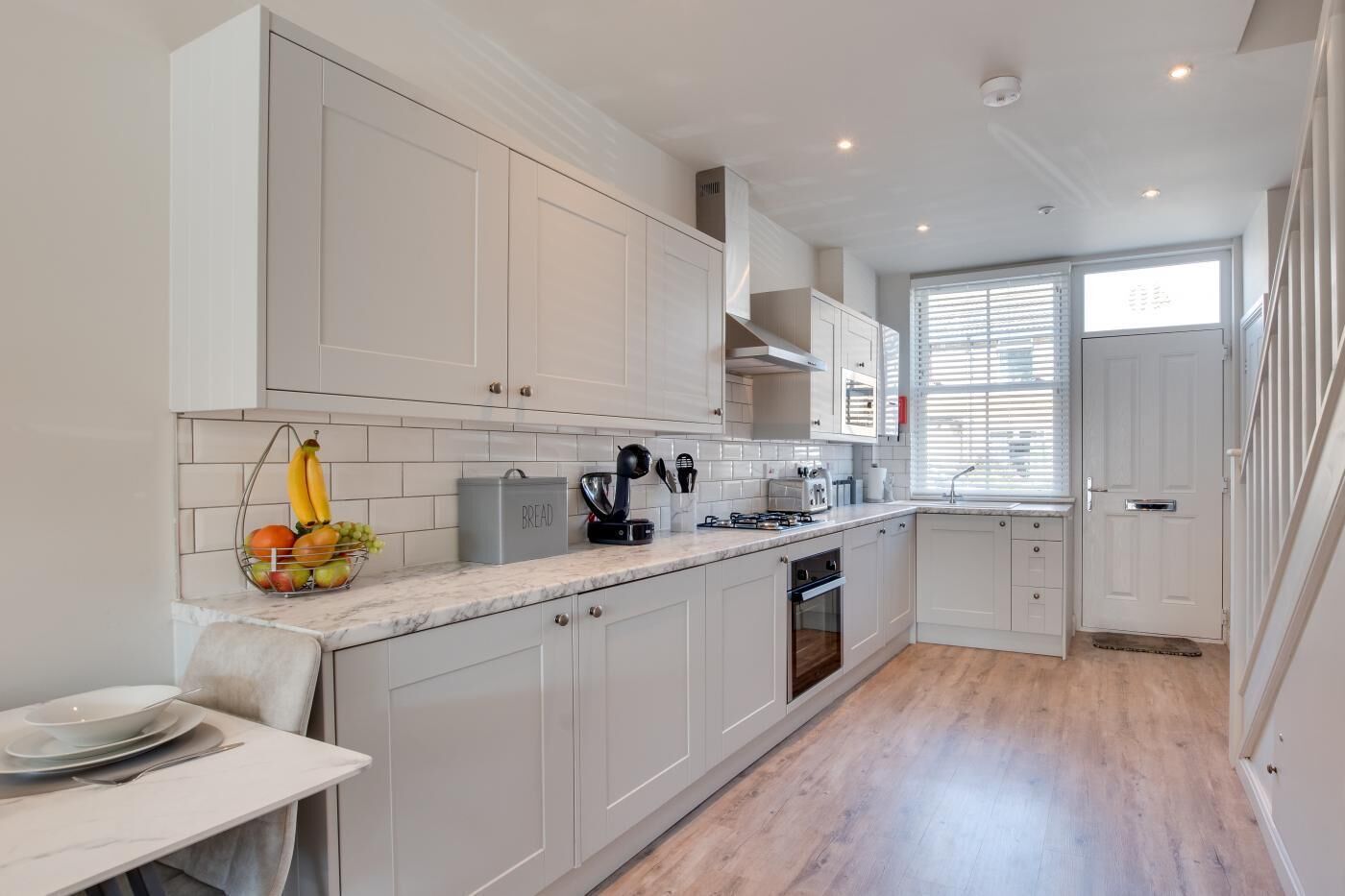 Microwave, oven, dishwasher, cookware/dishes/utensils