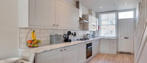 Microwave, oven, dishwasher, cookware/dishes/utensils