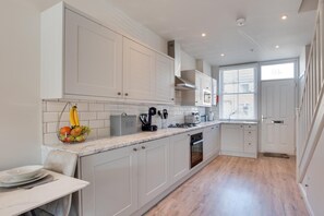 Microwave, oven, dishwasher, cookware/dishes/utensils - 2 Bed in Filey (oc-sa109) (Filey)