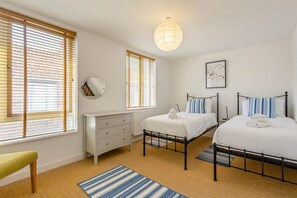 3 chambres, fer et planche à repasser, lit de bébé portatif